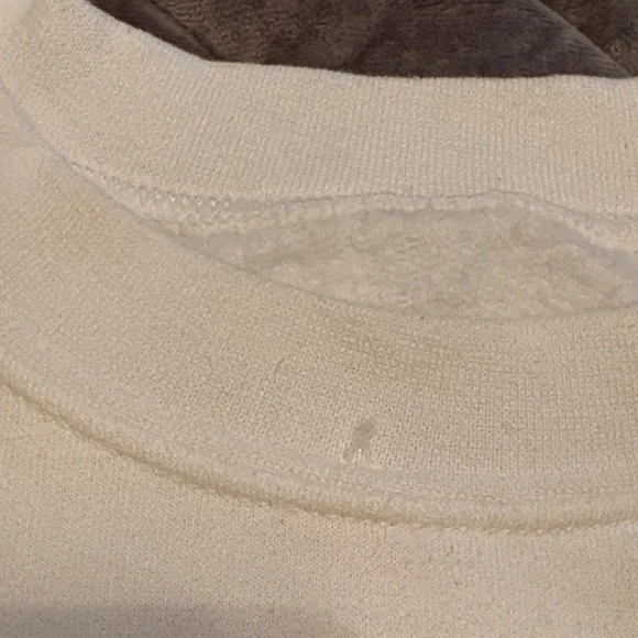 Graphic White Sweatshirt with Bear Print. XL - Soft - Picture 4 of 5